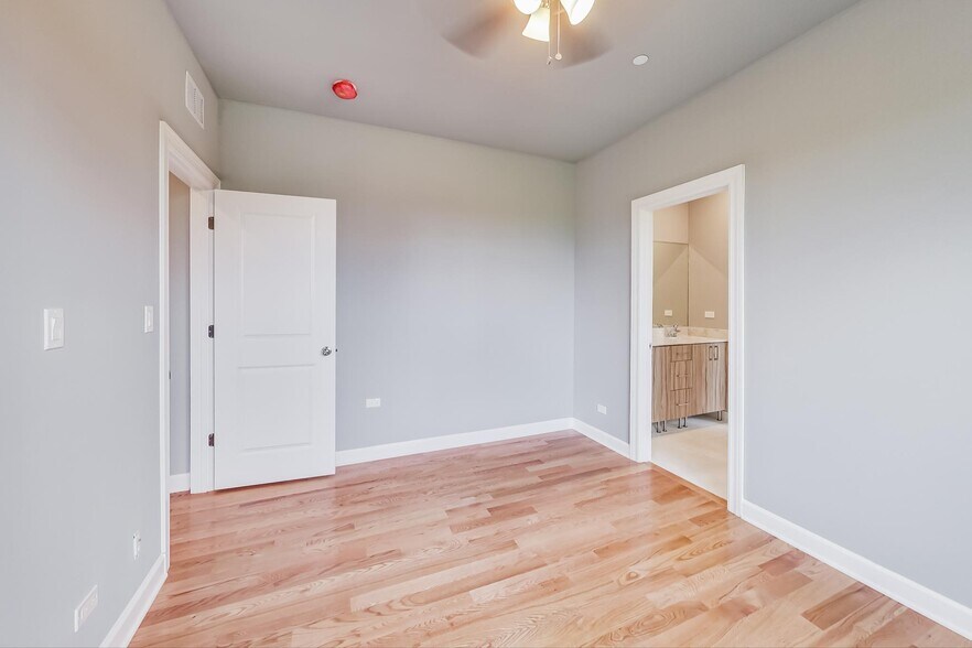 Building Photo - 6132 S Kimbark Ave