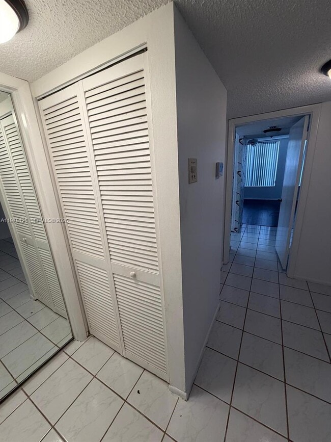 Building Photo - 3720 Inverrary Dr