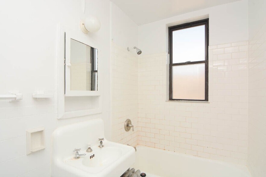 Building Photo - 3335 W Diversey Ave