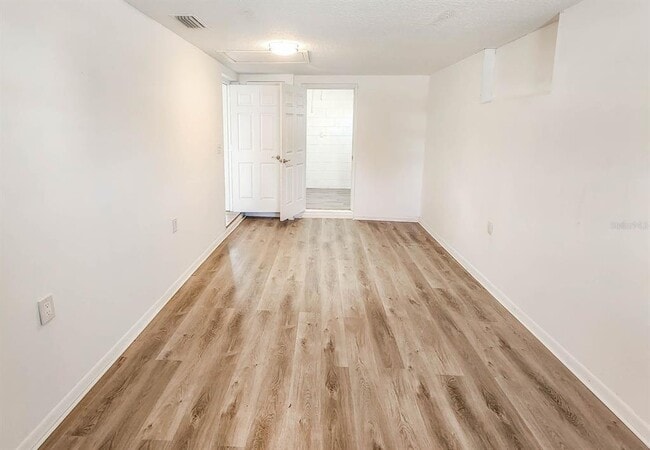 Building Photo - 995 Barclay Dr