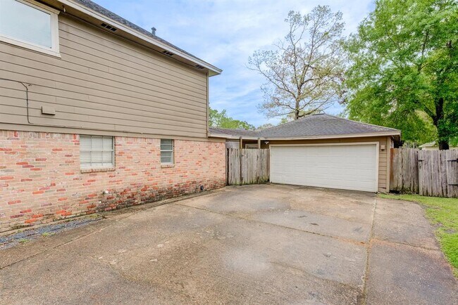 Building Photo - 560 Landfall Ln