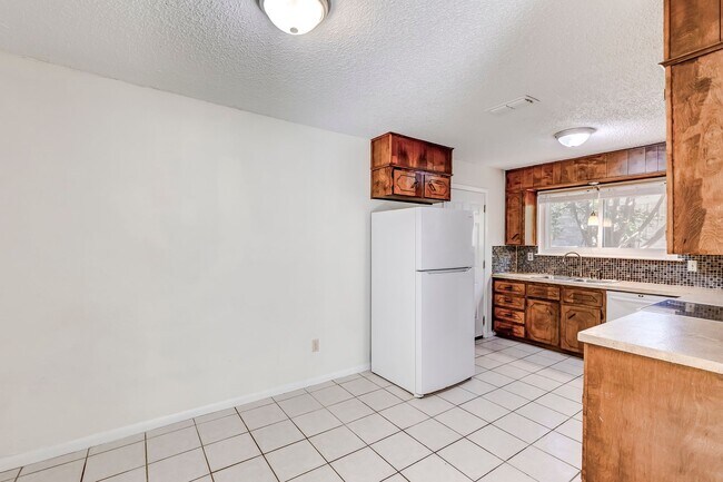 Building Photo - 2404 Andover Dr