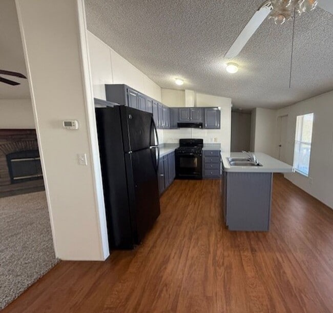 Building Photo - 3 Bedroom 2 Bath home contact Property Pros Property Management