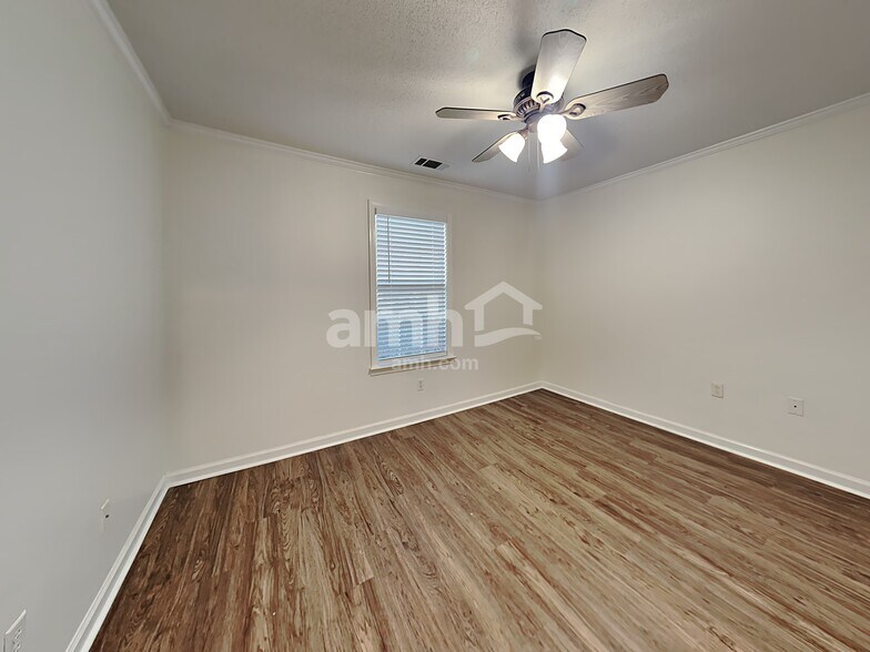 Building Photo - 10085 Woodland Grove Dr