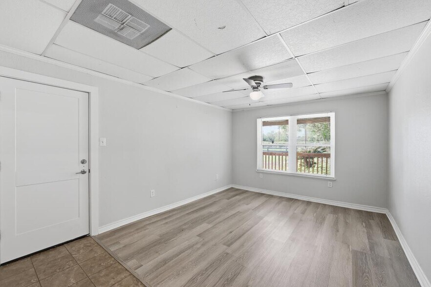 Building Photo - 102 Whispering Oak St