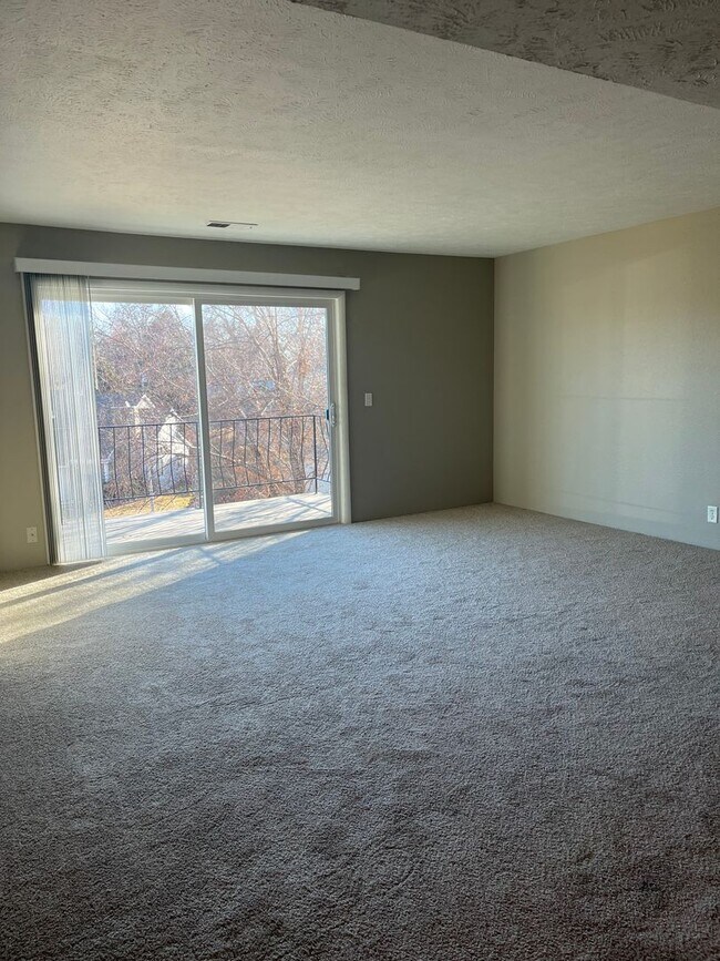 Building Photo - Spacious Apartments Located in the Heart o...