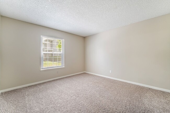 Building Photo - 2 Bedroom, 2 Bathroom Condo unit in a Gate...