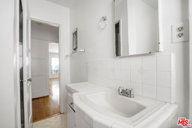 Building Photo - 8551 Holloway Dr