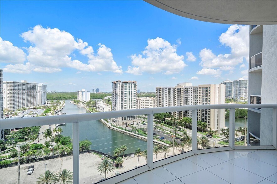 Building Photo - 15811 Collins Ave