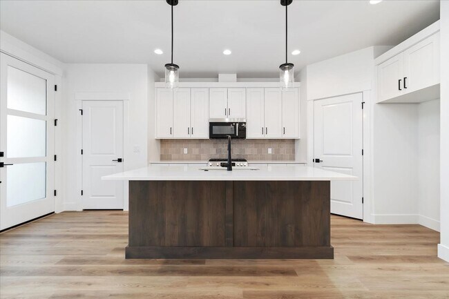 Building Photo - Brand New 3 Bed 2.5 Bath Townhouse With Many Amenities