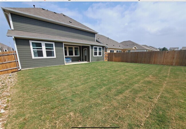 Building Photo - 2633 Danbury Ln