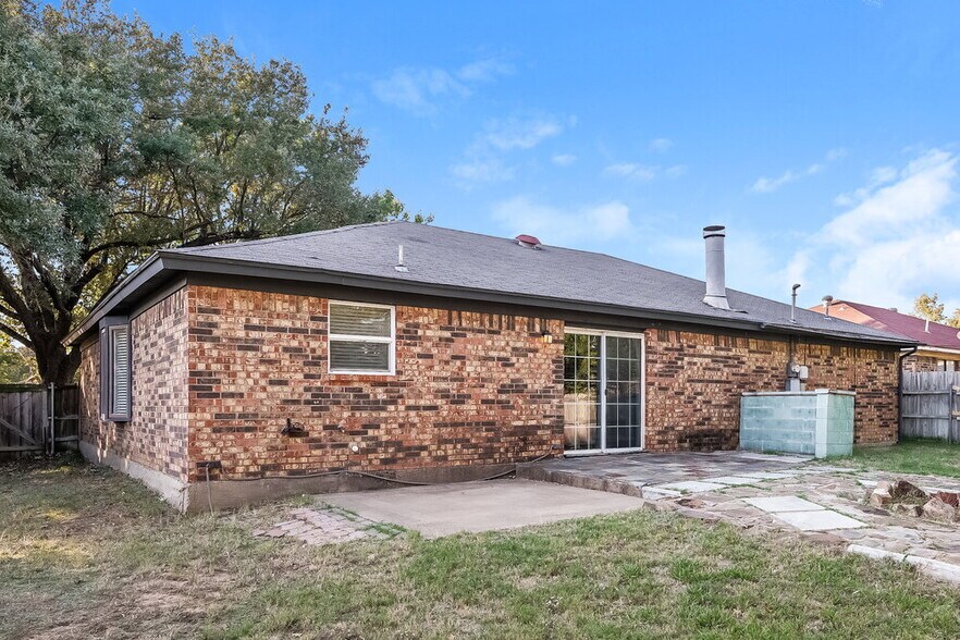 Building Photo - 6419 Twin Spruce Ct