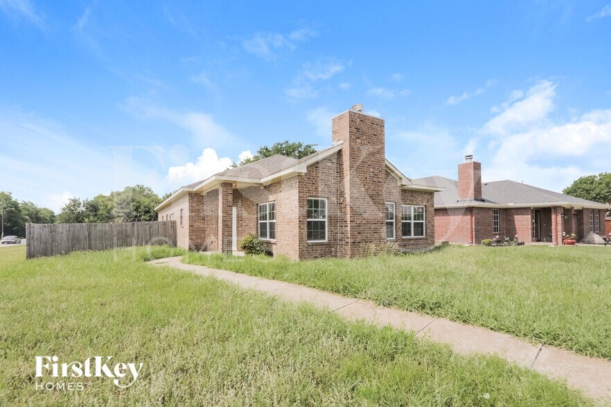 Building Photo - 1633 Mockingbird Ln