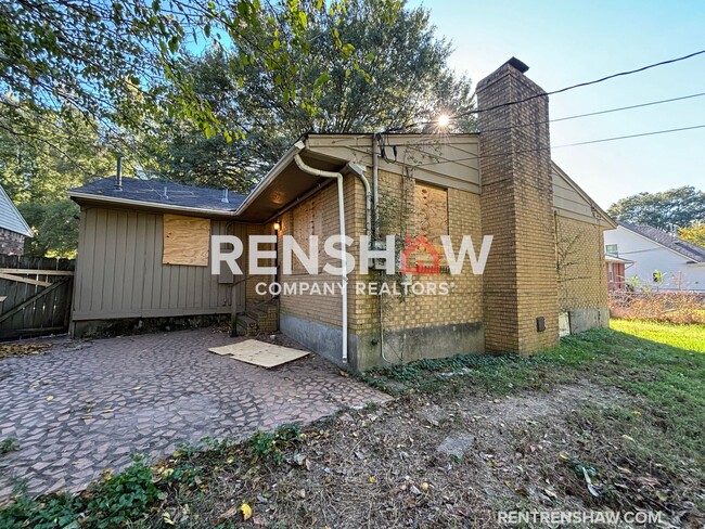 Building Photo - Attached Garage - 3 Bed / 2 Bath - Move in...