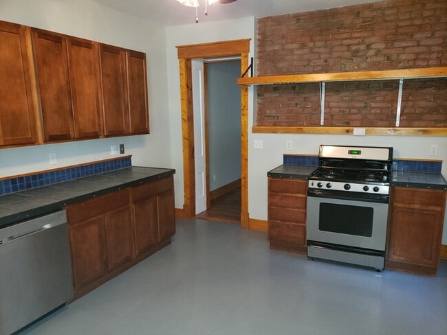 Building Photo - Spacious 2-level apartment with 1 bedroom and 2 full baths located in Kansas City, MO.