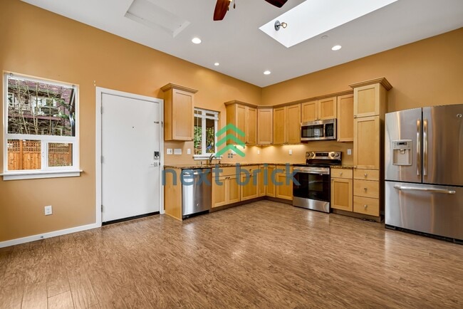 Building Photo - Cozy Retreat in Shoreline – Your Perfect 1,000 sqft Haven