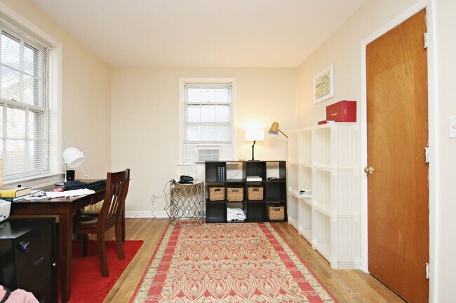 Building Photo - Walkable 1BR Off-Grounds UVA Apartment For 2026–2027 Academic year