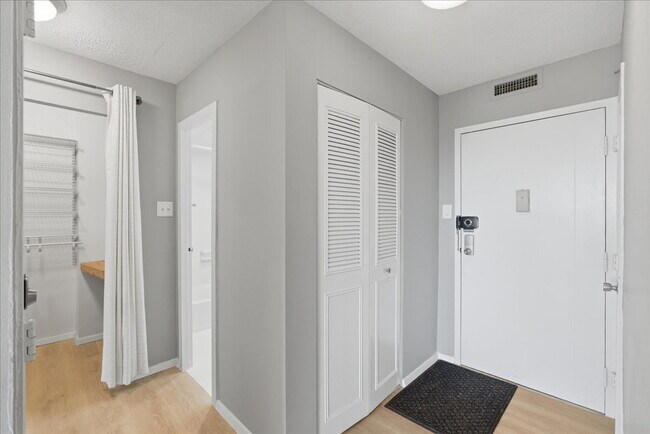 Building Photo - Sophisticated High-Rise Living in Prime Arlington Location