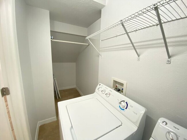 Building Photo - 6558 S Goldenrod Rd