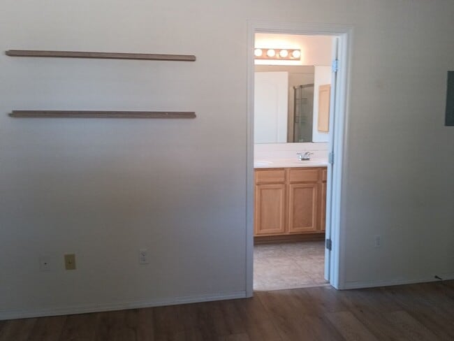 Building Photo - 3 Bedroom, 2 Bathroom Home! Schedule a Showing today!