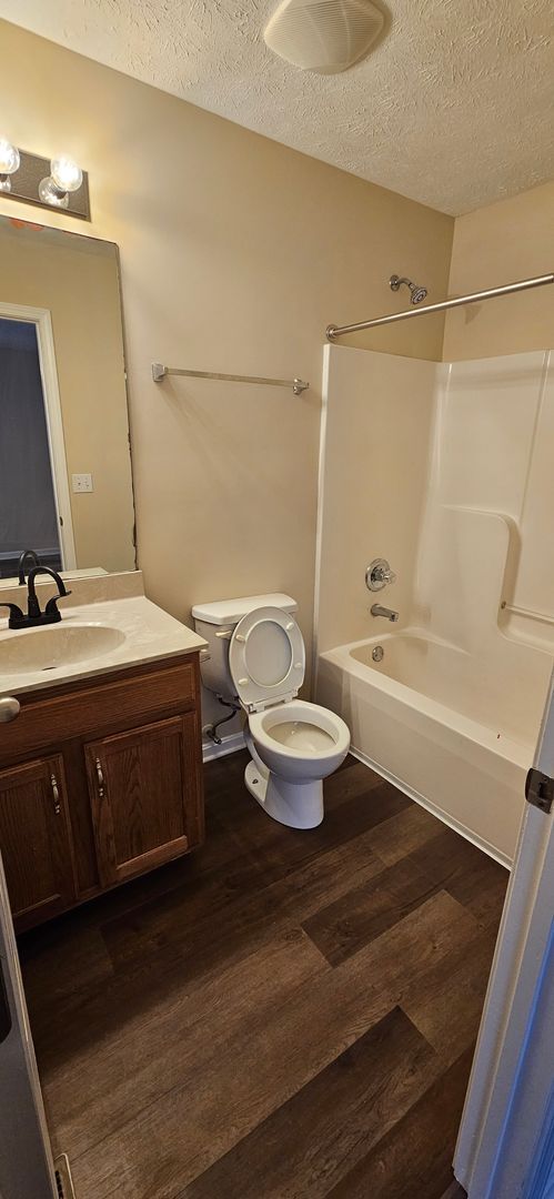 Building Photo - 142 Wooded Oak Ct