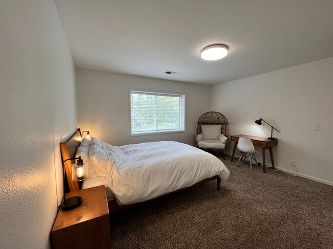 Building Photo - 3685 Fairway Dr