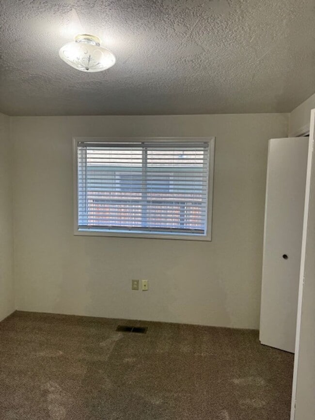 Building Photo - 3 Bedroom/ 2 Bathroom Single Level Home