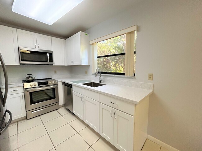 Building Photo - 3101 Lucerne Park Dr