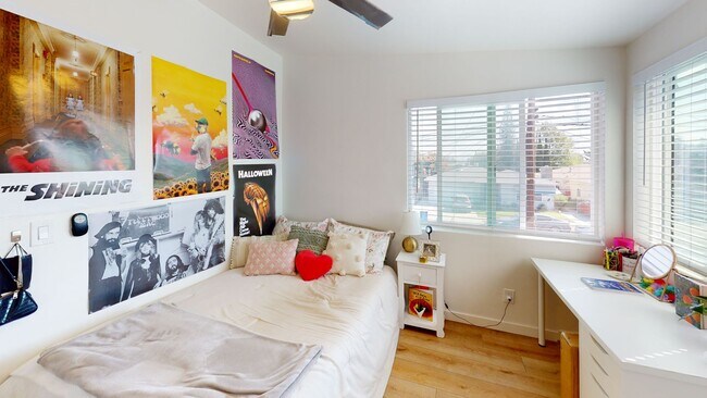 Building Photo - Private turfed yard!