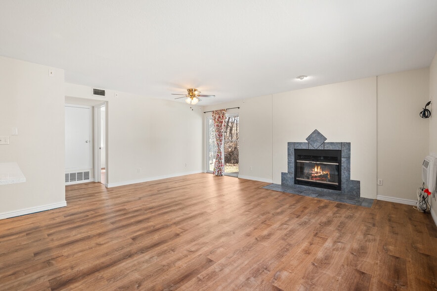 Building Photo - 281 S Zinnia Way