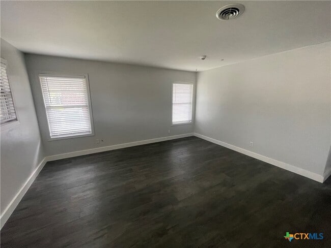 Building Photo - 3001 Hummingbird Ln