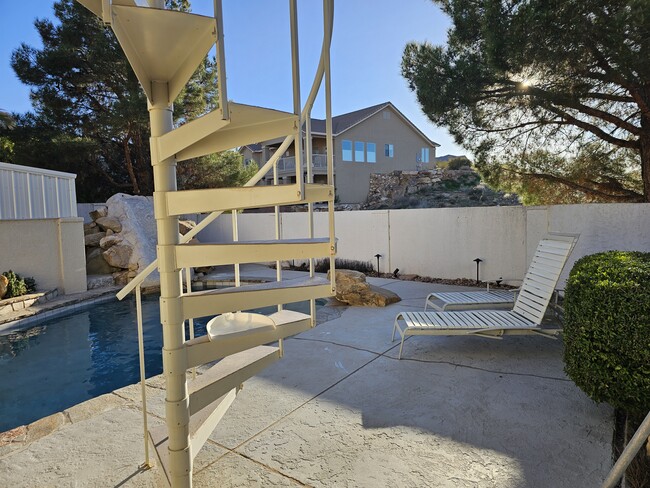 Building Photo - 470 Vermillion Ave
