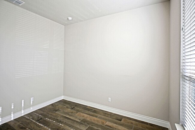 Building Photo - 588 Vale Ct