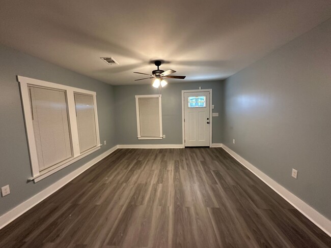 Building Photo - Newly Renovated 2-Bed 1-Bath House Availab...