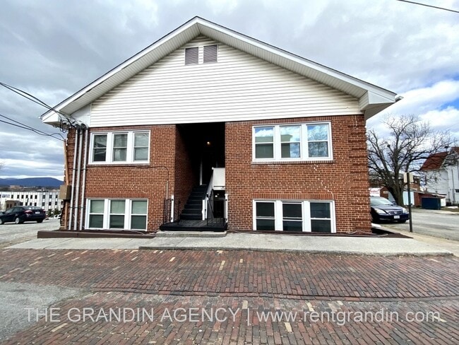 Building Photo - 202 Elm Ave