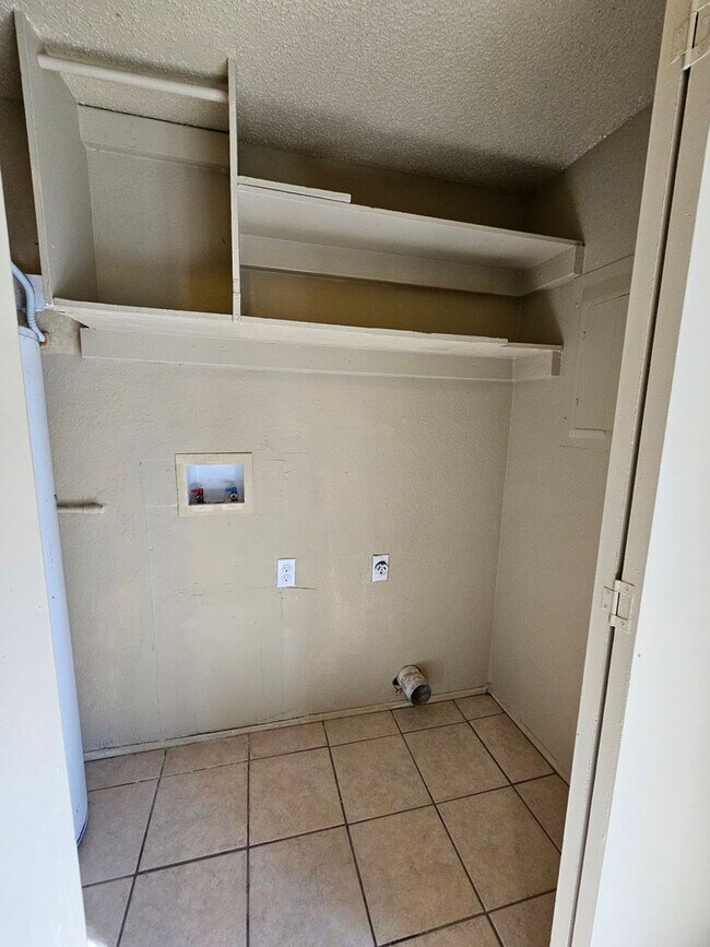 Building Photo - (3) Bed/(2) Bath Pets Negotiable Avail NOW!