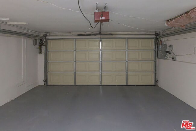 Building Photo - 2547 Canyon Dr