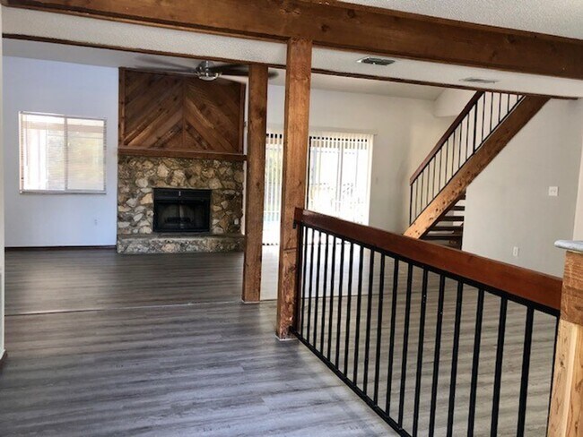 Building Photo - MOVE IN NOW! 4x3 Screened in pool home!!! ...