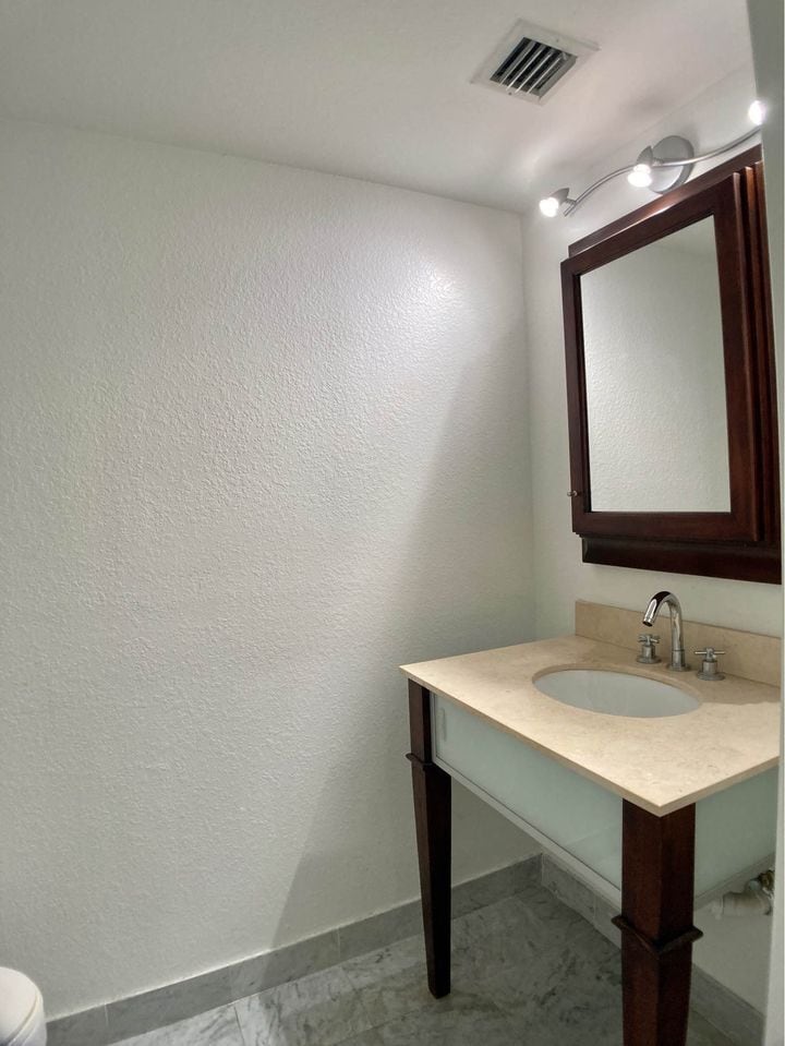 Building Photo - 500 NE 29th St