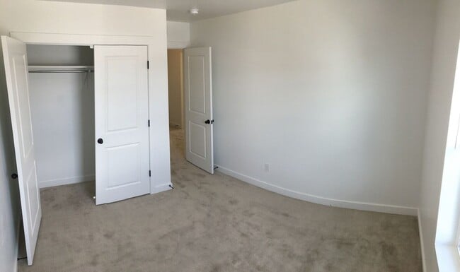 Building Photo - Pet Friendly Gorgeous Row End Townhome w 2 car attached garage!