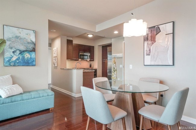 Building Photo - 425 1st St