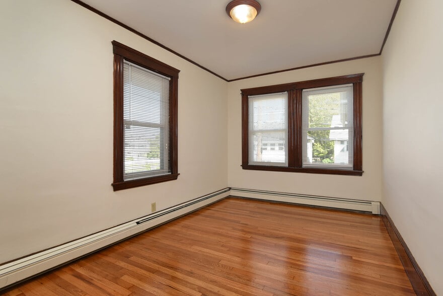 Building Photo - 52 Goodenough St