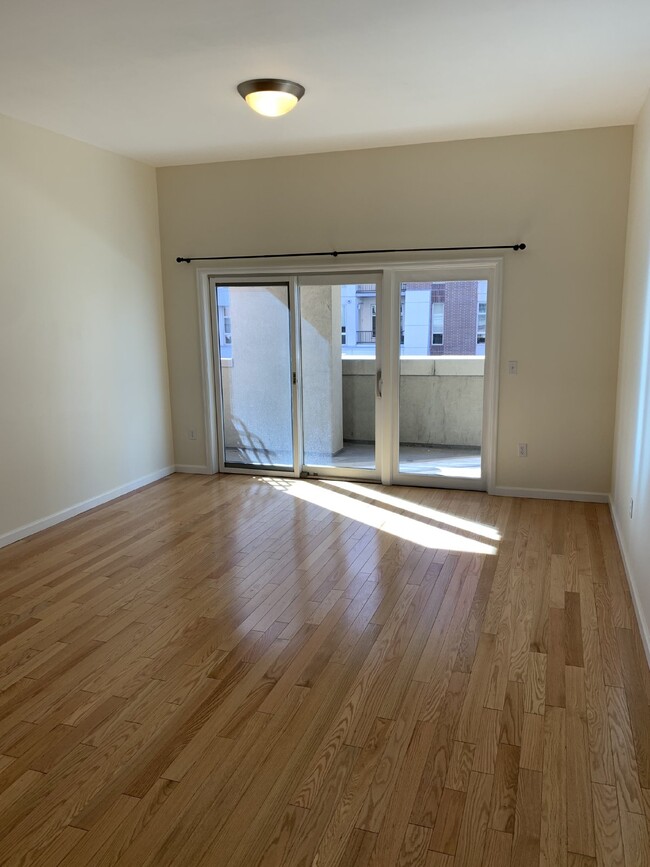 Building Photo - 2br/2ba Uptown Condo