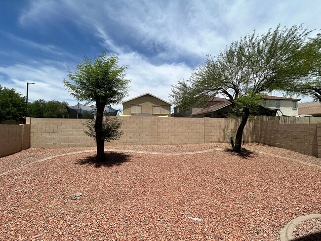 Building Photo - 3 Bed / 2 Bath with No Carpet & Split Floo...