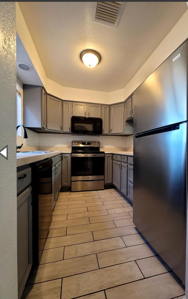 Building Photo - SPACIOUS and awesome home! Excellent floorplan!