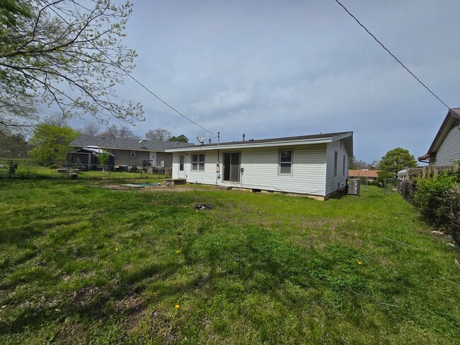 Building Photo - 3 bed 1 bath in Tecumseh!