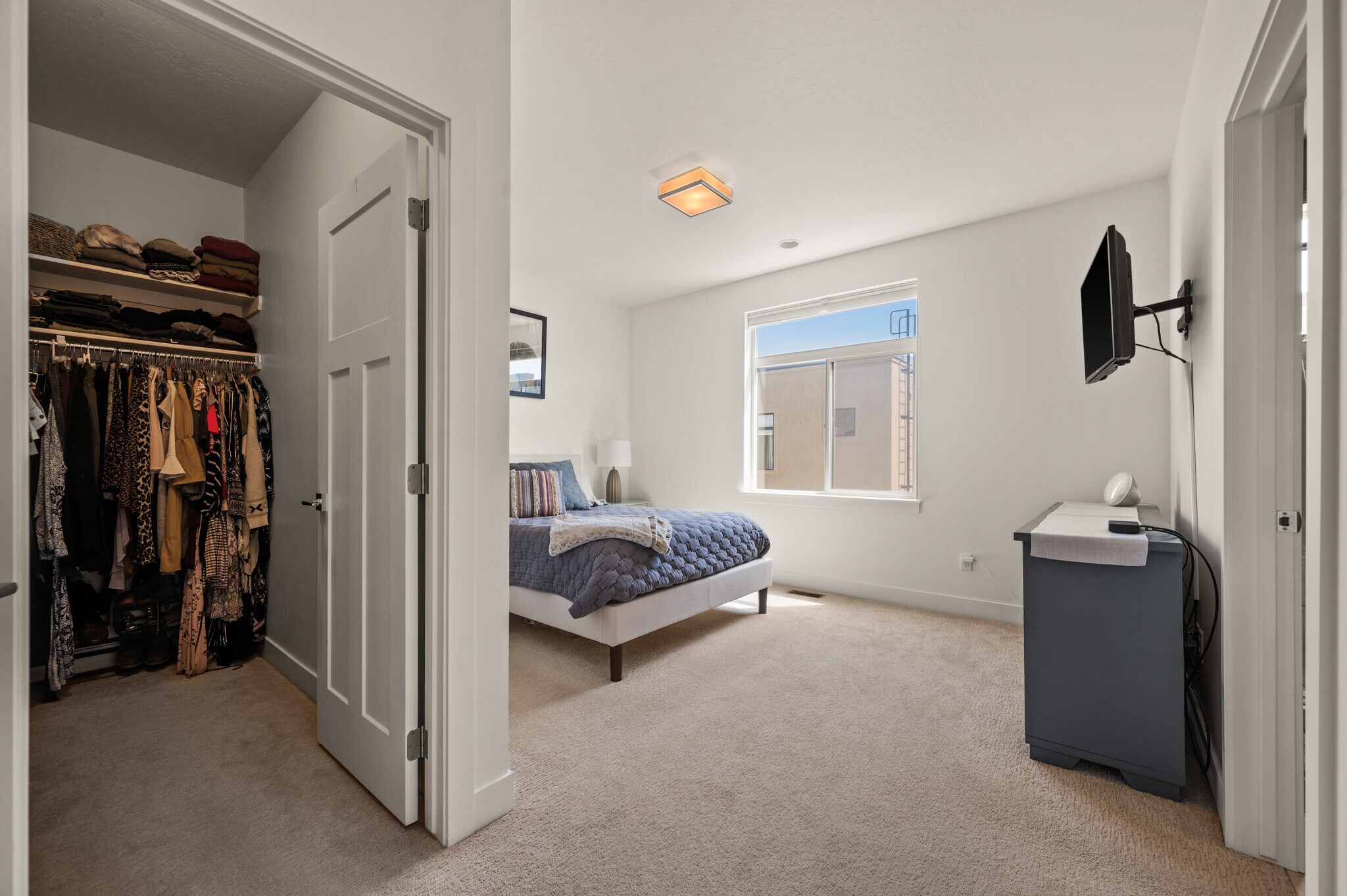 Master w/ Walk In Closet - 1421 E Komenda Way