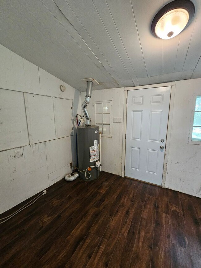 Building Photo - 2 bedroom | 1 Bathroom Home | Pets Welcome!