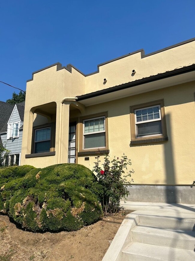 Building Photo - Spanish-Style Apartment Close to Belmont/Laurelhurst Located on Famous Peacock Lane! Loaded with ...