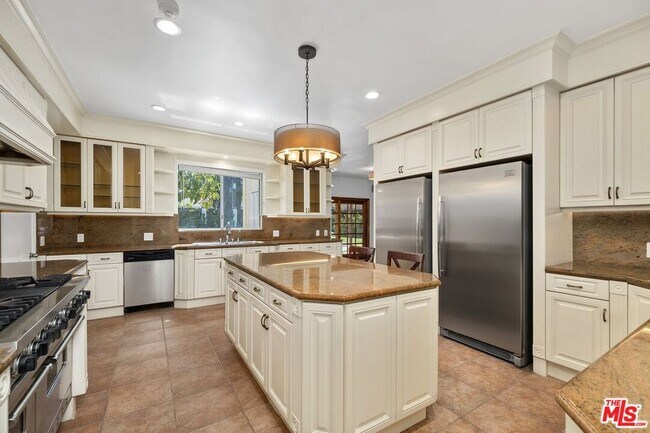 Building Photo - 517 Elm Dr